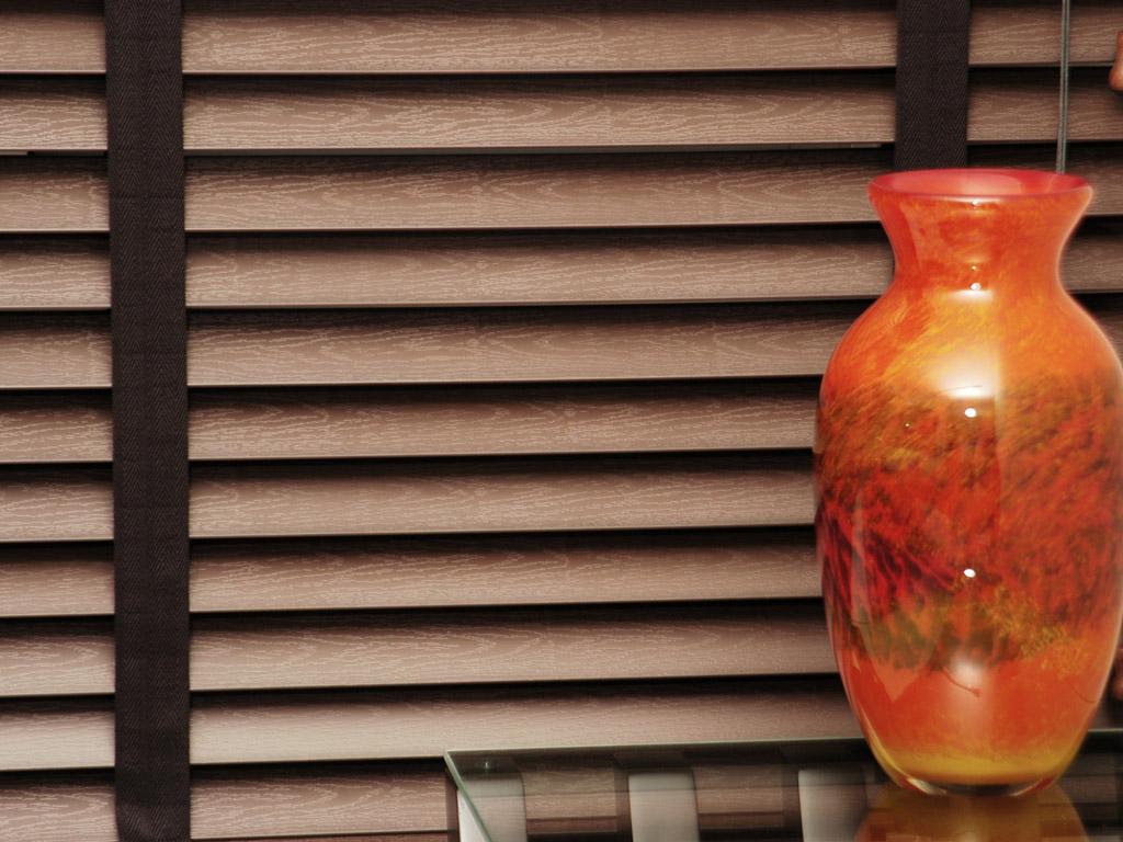 Persiana horizontal em madeira sintética