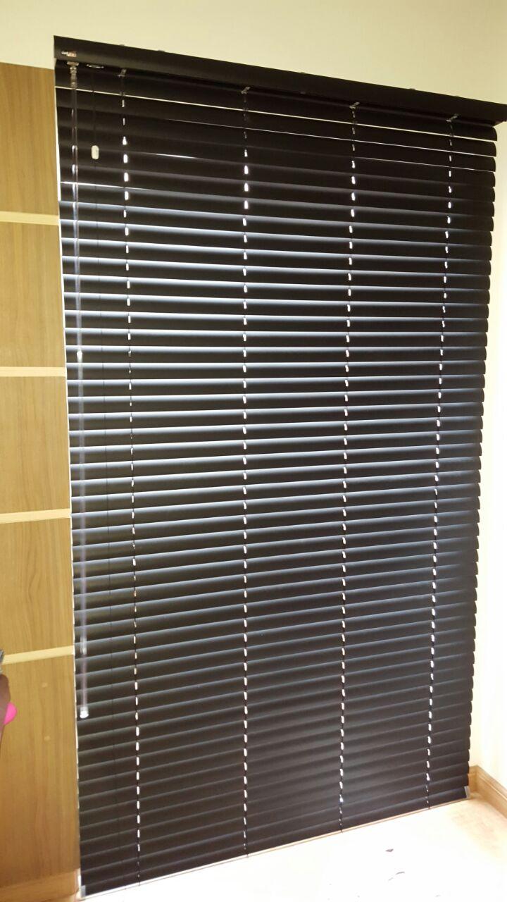 Persiana PVC 50 mm preta com cadarço