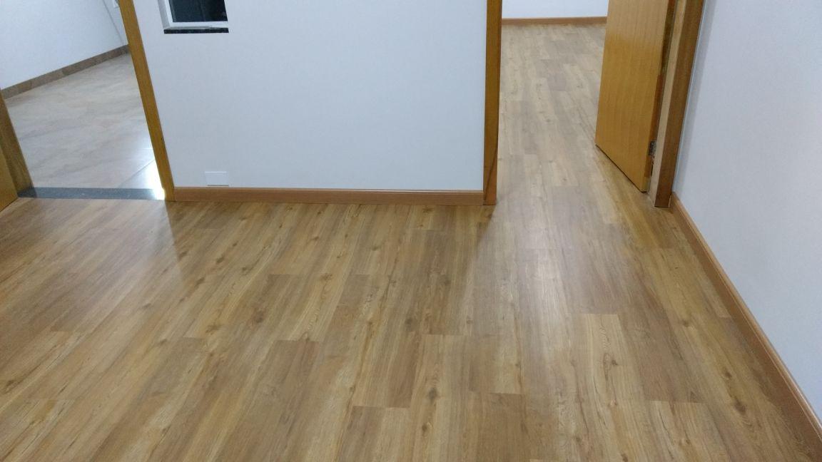 Piso vinílico Beaulieu Oxford click K71802 com rodapé Durafloor clean