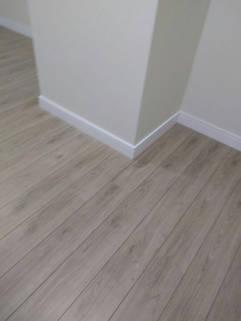 Piso laminado Durafloor Studio Carvalho Dover com rodapé Santa Luzia 12cm